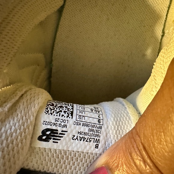 New Balance White and Black Athletic Shoes - Picture 4 of 6